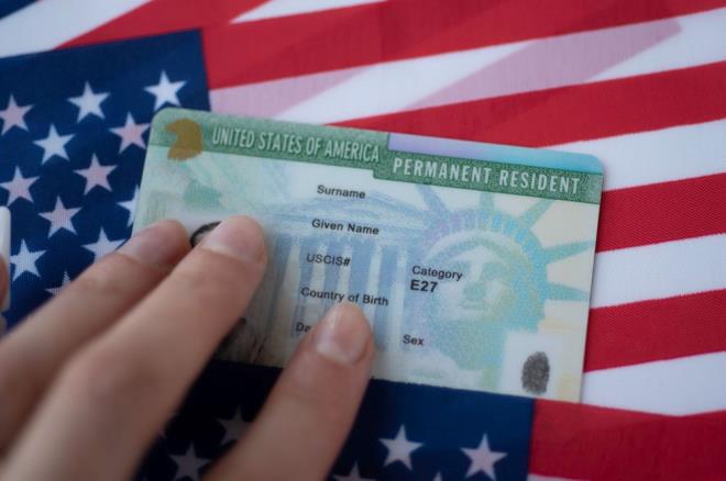 2025-2026 GREEN CARD BAVURULARI NE ZAMAN BALAYACAK?    ABD Dileri Bakanl tarafndan her yl dzenlenen Green Card ekilii (DV Lottery) iin bavurular genellikle Ekim aynn ilk haftasnda alyor ve yaklak bir ay boyunca devam ediyor. 2025-2026 dnemi iin de Green Card bavurularnn Ekim 2025?te balamas bekleniyor.    Getiimiz yl 2 Ekim'de balayan Green Card bavurular 7 Kasm'a kadar srmt. Bu yl da ekim aynn ilk haftasnda bavurularn balamas bekleniyor.    Bavuru tarihleri resm olarak aklandnda duyurular ABD Gmenlik Brosu?nun resmi internet sitesi zerinden paylalacak.