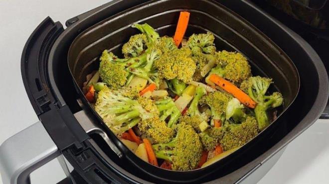 YANGIN IKARMA HTMAL OLAN YYECEKLER    Soslu ve baharatl yiyecekler    Brokoli, karnabahar gibi yumuak sebzeler    Paralara ayrmadan konulan btn tavuk. ok fazla yer kapladndan hava akn engelleyebilecek besinler arasnda.     ok yal olan yiyecekler. Bu yiyecekler piirirken yiksek scakla maruz kalarak yangn riski oluturabilir.