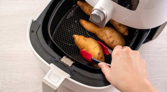 Airfryer, hzl ve pratik yemek piirme ynteminde son dnemde popler hale gelen yemek piirme yntemidir. Kadnlarn iin kurtarc bir grev haline gelen Airfryer'da hangi yiyeceklerin piirilmesi gerektiini bilmek hayati nem tayor. Uzmanlar Airfryer'a konulan baz yiyeceklerin tehlikeli sonular dourabileceine dikkat ekiyor. te  Airfryer'a koymamanz gereken yiyecekler listesi...