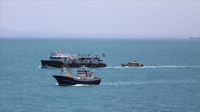 FLODA KMLER VAR?    Sumud Filosunda zellikle tbbi yardm malzemeleri bata, ok sayda insani yardm bulunuyor. Bu hareket, bu zamana kadar Gazze'ye doru toplu ekilde kan en byk filo olma zelliindedir.    Filoda; gnlller, aktivistler, doktorlar, gazeteciler, sivil toplum kuruluu temsilcileri, insan haklar savunucular, parlamenterler yer alyor. Sumud Filosuna destek amacyla, talya ve spanya da donanma gemisi gnderdi.