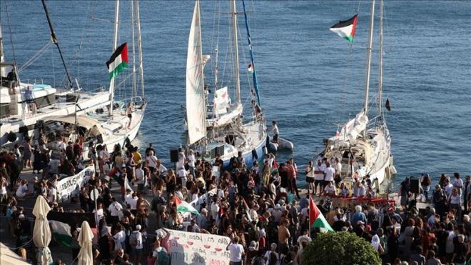 ABLUKA ZAMANLA ARTTI    2007 ylnda Gazze eridi'ndeki seimlerle beraber srail ablukas balam oldu. srail, Hamas'a dardan silah aknn nlenmesi olarak ilk ablukay duyurmutu.    2008'de ilk filolar yola kt. Ancak 2009'un ortasndan itibaren srail tm tekneleri durdurmaya balad. 2010'dan sonra hibir filo Gazze'ye ulaamad. te, Gazze'ye iin yola kan ancak engellenen yardm filolar veya gemileri:    2010 zgrlk Filosu  2011 zgrlk Filosu 2  2015 zgrlk Filosu 3  2016 Gazze'ye Kadn Gemisi  2018 Adil Gelecek Filosu  2025 Madleen Gemisi  2025 Handala Gemisi