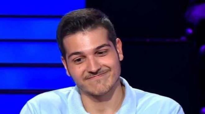 "A- Ksem Sultan", "B- Hrrem Sultan", "C- Safiye Sultan" ve "D- Hatice Turhan Sultan" seenekleri arasnda kararsz kalan yarmac uzun bir sre dnd. Yant vermekte zorlanan Deimi, yarmadan ekilme karar ald.