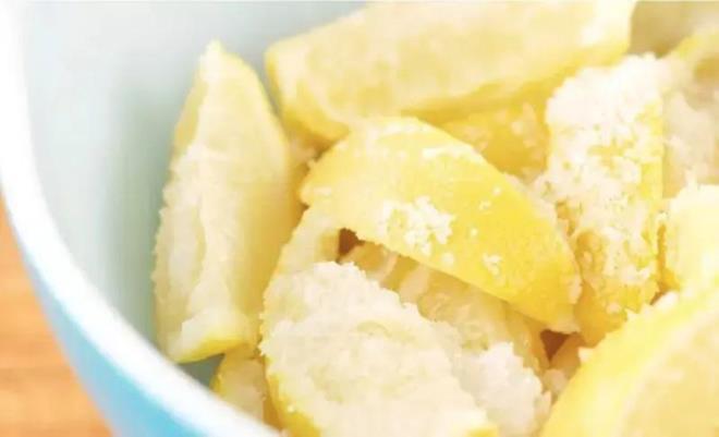 Tm yapmanz gereken ey; bir limonu alp, onu drde blmek ve iine tuz serpmek...Dilimlediiniz limonlar, komodin zerine koyarak, uykuya dalabilirsiniz.