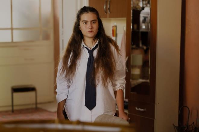 Azize?yi kardelerini ihmal etmekle sulayan Devran?a kar Azize, boyun emek istemez.