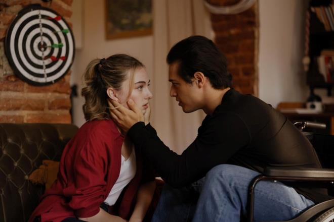 Anne ve babasnn intikamn almay kafasna koyan Cemo ise Yavuz?a yakn olabilmek iin otelde almaya balar.