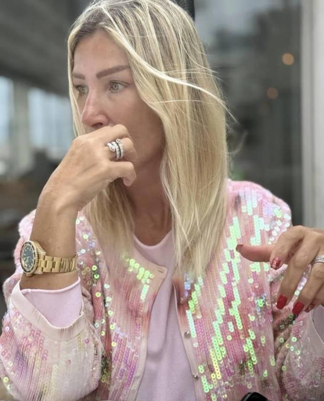 Gzellik srrn aklayan Seda Sayan, sosyal medya hesabndan paylat makyajsz fotoraflarla hayranlarnn takdirini kazand.