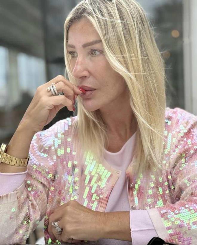 Sayan'n pembe kyafeti ve doal halini paylat fotoraflarna hayranlarndan yzlerce yorum ve beeni yad.