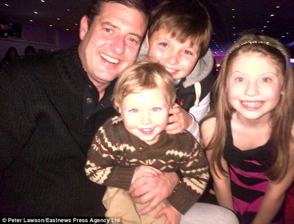 Sonunda zehrin tamam�n� aya��n d���na alan ve yay�lmas�n� �nleyen doktorlar, Whitmore'un aya��n� kesilmekten kurtard�.