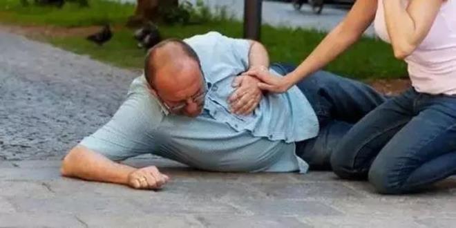 <h3>Genlerde kalp krizi artyor</h3>  <p>Kalp krizi riski genellikle yala birlikte artsa da, son yllarda gen yetikinlerde de dikkat eken bir art gzleniyor.<br>ABD Ulusal Salk statistikleri Merkezi'ne gre, 2019 ylnda 18-44 ya aras bireylerin yzde 0,3' kalp krizi geirirken, 2023'te bu oran yzde 0,5'e ykseldi.</p>  <p>Dr. Evan Levine bu art u ekilde aklyor:<br>"lenmi gda tketiminin artmas ve hareketsiz yaam tarz genlerin kalbini tehdit ediyor. COVID sonras evden alma sistemi, insanlar neredeyse tamamen hareketsiz hale getirdi."<br>Sigara ve ttn rnlerinin damar tkanklna neden olduu uzun sredir biliniyor.<br>Ancak Dr. Levine, elektronik sigaralarn genler zerindeki uzun vadeli etkilerinin henz tam olarak bilinmediini, bu nedenle endie verici olduunu sylyor.<br>Dr. Ailin Barseghian ise genetik etkenlere dikkat ekiyor:<br><em>"Ailevi kolesterol ykseklii gibi genetik riskler, gen yata kalp krizi geirme olasln artryor.</em><br><em>Ayrca stres ve uyku sorunlar da artk kalp saln etkileyen nemli evresel faktrler arasnda grlyor."</em></p>