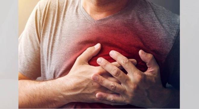 <p>Bunun yerine doymam ya ieren gdalar tercih edin.<br>Yal balklar, avokado, zeytinya, kuruyemi ve bitkisel yalar hem damarlar aar hem de iyi kolesterol artrr.<br>Dr. Barseghian'a gre "Akdeniz tipi beslenme, kalp krizi riskini azaltmada bilimsel olarak en etkili yntemlerden biri".<br>Beslenmeye ek olarak, dzenli fiziksel aktivite de kalp sal iin ok nemli. Salkl bir kiloya sahip olmak, yksek tansiyon gibi risk faktrlerini azaltr.<br>Dr. Evan Levine, haftada be gn, gnde en az 30 dakika egzersiz yaplmasn neriyor.<br>Ama en gl tavsiyesi ok net:<br>"Sakn sigara veya elektronik sigara kullanmayn."</p>  <p>Amerikan Kalp Dernei'nin 24 bin 927 kiiyi kapsayan aratrmasna gre, hem sigara hem elektronik sigara kullanan kiilerde kalp hastal riski, yalnzca sigara ienlerle ayn.<br>Sadece elektronik sigara kullananlarda bu risk yzde 30-60 daha dk olsa da tamamen ortadan kalkm deil.<br>Daha nce kalp krizi geirmi kiilerde, be yl iinde ikinci bir kriz yaama oran yzde 20.<br>Londra'daki Imperial College ve sve'teki Lund niversitesi'nden aratrmaclara gre bu riski azaltmak iin statin ve ezetimib gibi kolesterol drc ilalar kullanlabiliyor.<br>Dr. Barseghian, (kt kolesterol olarak da bilinen) "LDL kolesterol ne kadar dkse, kalp krizi riski de o kadar der. Bu artk ok net bildiimiz bir gerek" diyor.</p>