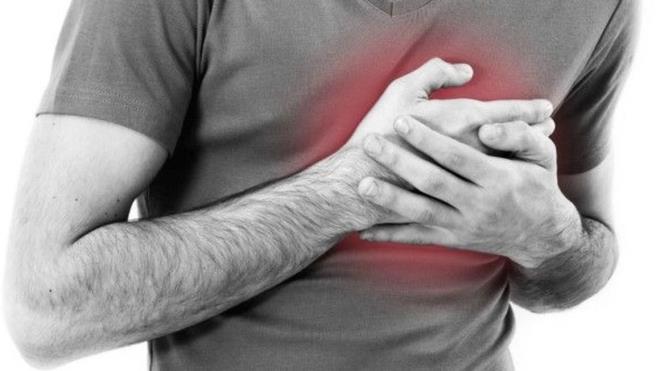 Kalp krizi nedir?<br>Kalp krizi, kalbe giden kan aknn aniden kesilmesiyle meydana geliyor.<br>Kalbe oksijen tayan kan ak kesildiinde, kalp kas zarar grebilir veya lmeye balayabilir. Mdahale gecikirse bu hasar kalc olabilir. Kalbin byk bir ksm zarar grrse kalp durabilir ve lmle sonulanr.<br>Kalp krizine bal lmlerin yaklak yars, belirtilerin balamasndan sonraki ilk -drt saat iinde gerekleir. Bu nedenle belirtiler baladnda vakit kaybetmeden tbbi yardm almak hayati nem tar.<br>Damar duvarlarnda "plak" ad verilen yal maddelerin birikmesiyle oluan koroner arter hastal, kalp krizlerinin en yaygn nedeni olarak biliniyor. Bu birikim, damarlar daraltarak kan akn zorlatryor.<br>ABD Hastalk Kontrol ve Korunma Merkezleri'ne gre, her yl yaklak 805 bin Amerikal kalp krizi geiriyor. Bunlarn 605 bini ilk kez kriz yaayan, 200 bini ise daha nce geirmi olan kiiler. Yani lkede her 40 saniyede bir kii kalp krizi geiriyor.