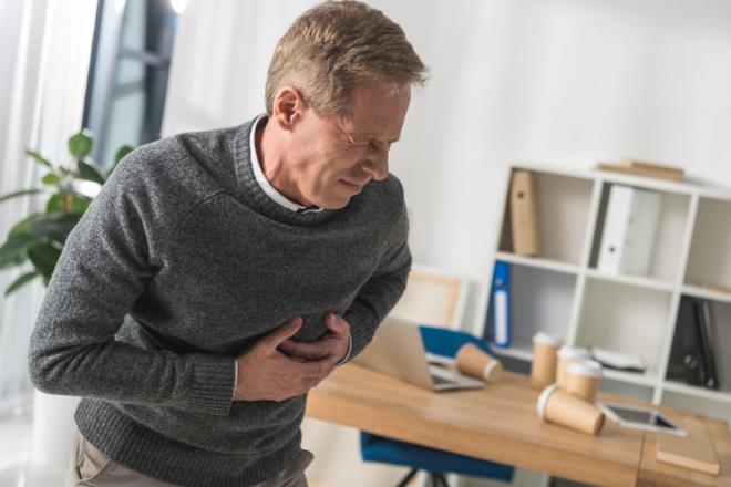 Kimi zaman kalp krizi aniden balarken, baz durumlarda saatler ya da gnler ncesinden uyar sinyalleri verir. Dinlenmekle gemeyen gs arlar bu sinyallerden biridir.<br>Dr. Barseghian, " saatin ardndan kalp kaslar lmeye balar. Bu nedenle kii bir kriz geirdiinden pheleniyorsa, ambulans gelene kadar bir aspirin inemesini neririm" diyor.<br>Kardiyologlar, kalp krizi phesinde hemen 112'nin aranmas gerektiini vurguluyor.<br>Dr. Evan Levine, "Ya, kilo, sigara ve alkol kullanm, aile gemii gibi risk faktrlerinizi bilin. Bu risklere sahipseniz ve gsnzde bask hissediyorsanz, acil yardm arn" diye uyaryor.<br>Aratrmaclar, kardiyovaskler hastalklarn genellikle "erkek hastal" olarak grlmesi konusunda uyarda bulunuyor.<br>Bu durum, kardiyovaskler aratrmalarda kadnlarn yeterince temsil edilmemesine yol am, yani birok tedavi yntemi ncelikle erkekler zerinde aratrlm ve daha sonra kadnlara uygulanmtr.<br>ngiltere'de yaklak 300.000 kiiyi kapsayan ve British Medical Journal Heart dergisinde yaynlanan bir aratrma, kadnlarn, siyah etnik kkenli kiilerin ve sosyal adan en dezavantajl blgelerden gelen kiilere kalp cerrahisi nerilme olaslnn daha dk olduunu ve ameliyat sonras bir yl iinde lme ve tekrar hastaneye yatma olaslnn daha yksek olduunu ortaya koydu.<br>ngiltere Ulusal Salk Servisi'ne (NHS) gre, yksek tansiyon, sigara ve diyabet gibi belirli risk faktrleri de kadnlarn kalp has