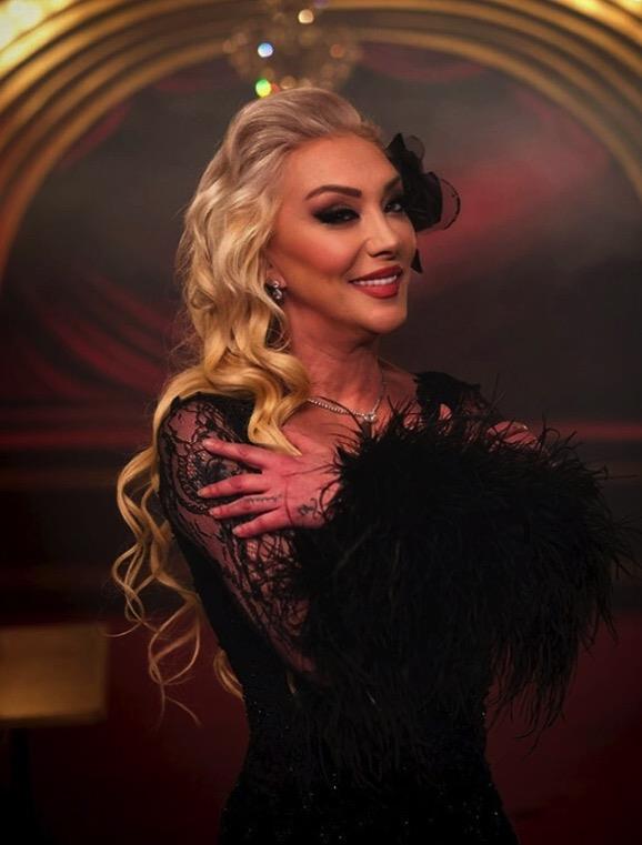 arkc Gll, Yalova'nn narck ilesinde bulunan 5. kattaki evinin kapal terasndan derek hayatn kaybetmiti. Olaya ilikin arpc iddialar konuulmaya devam ederken, Gel Konualm programna grntl olarak katlan Gll'nn patronu Ferdi Aydn, ortal iyice kartracak iddialarda bulundu. Yayna katlanlar arasnda menajer Erhan Ar ve asistan idem'in yan dairede oturan abisi de vard.