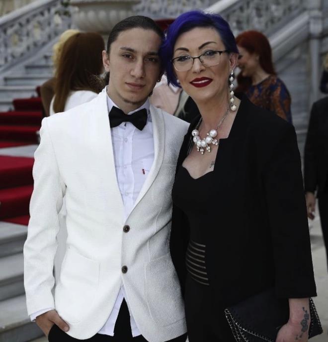 Sanatnn kz Tuyan lkem Glter ile manevi kz Sultan Nur Ulu ise annelerinin roman havas oynarken ayann kaydn ve camdan dtn beyan etti. Her iki gen de olay gecesi Gll'nn yaklak 2?3 ie alkol aldn syledi.