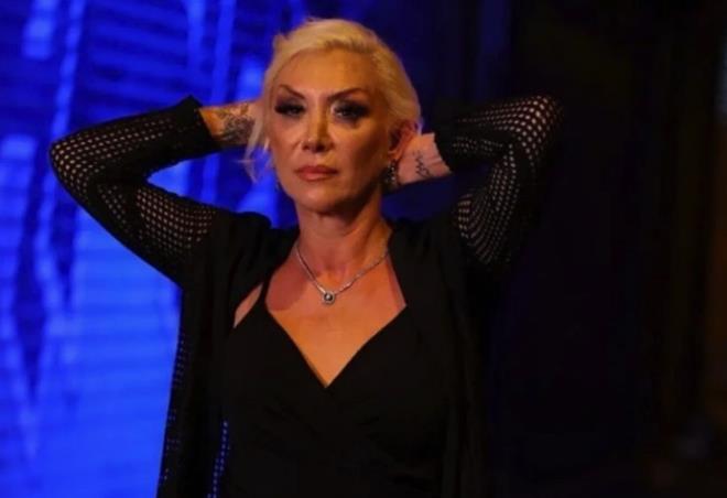 Olay gecesi ayn binada yaayan komularndan Engin Emir, 26 Eyll'de saat  01.30 civarnda barma sesleri duyduunu, aa indiklerinde Gll'y kanlar iinde yerde bulduklarn belirtti.