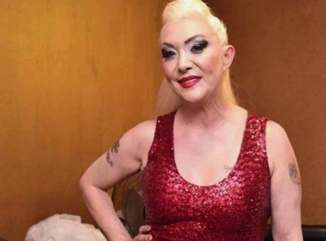 Olu Tuberk Yaz Glter ifadesi<p>    arkcnn olu Tuberk Yaz Glter ifadesinde, stanbul'daki evinde uyuduu srada ablas Tuyan lkem Glter'in aradn syledi.<p>    Ablasnn telefonda lk attn anlatan Glter, "(Annem dt ambulanslar burada. Annem, annem abuk gel buraya.) diye yakar iindeydi. Hemen bir yaknmla narck Devlet Hastanesi'ne kz kardeimin yanna geldim." ifadesini kulland. "Annem 'hazr myz hadi kalkn oynayalm.'  "Annem 'hazr myz hadi kalkn oynayalm.' diyor. Sonra annem grntden kyor. Bir dakika sonra ben evin camnn sesini bildiim iin bir camn oynama sesi geliyor. O srada ablam 'Hay Allah' diyor. Sonra ablam arkada Sultan ile lk atarak plak ayak daireden kyorlar. Bizim dairenin yerleri laminanttr. Ancak ok fazla kaygandr. Daha ncesinde ben de annem de yere ok dtk.