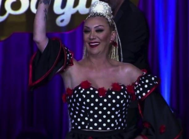 Ondan sonra kardeim 'dayan ambulans gelecek' dedi. Yayordu, gzlerini at. Tabi o srada kz Tuyan yanda fenalk geiriyor, baryor. Ambulans geldiinde lmt. Polisler geldiinde Tuyan, kendini kaybetti fenalk geirdi. 'Nolur annemi hastaneye yetitirin' diye polislerin ayaklarna sarlyordu. Sonra bir buuk saat Tuyan' ben tuttum. Sonrasnda savc, cinayet masas geldi. Savc yukar kt, inceleme yapt. Yan daireden gei olduunu sylyorlar, byle bir ey olsa savc bunu farkederdi.'' ifadelerini kulland.  <p>  Gll'nn lm halen gizemini korurken, ocuklar dehet gecesini anlatt. Olu Tuberk Yaz Glter ve o gece birlikte elendii kz Tuyan lkem Glter'in ifadeleri ortaya kt.