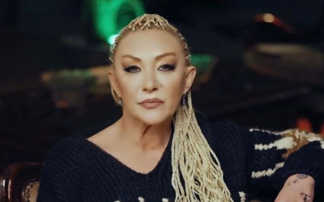 Sanat Gll, Yalova'daki evinin kapal terasndan derek yaamn yitirmiti. Gll'nn patronu Ferdi Aydn, Gel Konualm programna grntl olarak katld ve skandal iddialarda bulundu. Aydn'n ortaya att iddialar herkesi oke etti, dinleyenler bu iddialar karsnda dumura urad. Yayna katlan menajer Erhan Ar ve asistan idem'in abisi de olay olacak aklamalarda bulundu.