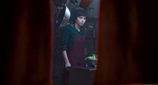 4- O DA BR EY M    Pelin Esmer imzal "O da Bir ey mi" filminde barolleri Timuin Esen, Merve Asya zgr, pek Bilgin, Nur Srer, Mehmet Kurtulu paylayor.    Ske Film Festivali'ne davet edilmi olan ynetmen Levent ile konaklad otelde alan kat grevlisi Aliye arasndaki hikayeyi konu alyor.    Film, 17 Ekim'de beyaz perdede olacak.