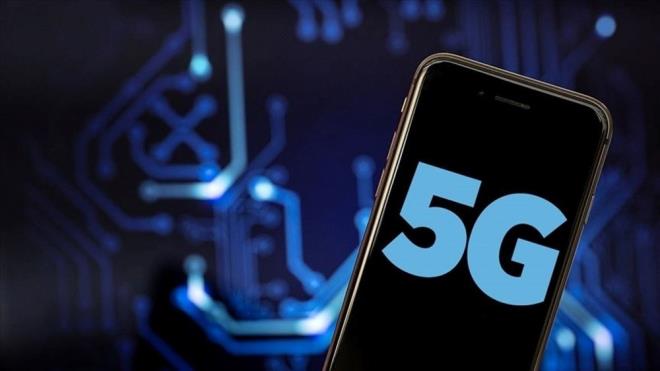 hale ve hazrlk srecinin tamamlanmasnn ardndan ise gelecek yl, Trkiye'de mobil elektronik haberlemede yeni bir devir balayacak.<br><br>5G'nin lkedeki test srelerinde "4 bykler" olarak adlandrlan takmlarn stadyumunda, stanbul Havaliman'nda, Trkiye Byk Millet Meclisinde ve 30 civarndaki tesiste uyumlu telefonlarla bu teknoloji deneyimlenmiti.<br><br>Mobil internet hzn mevcuda gre en az 10 kat artracak 5G teknolojisi, Trkiye genelinde 1 Nisan 2026 itibaryla herkesin kullanmna sunulacak.