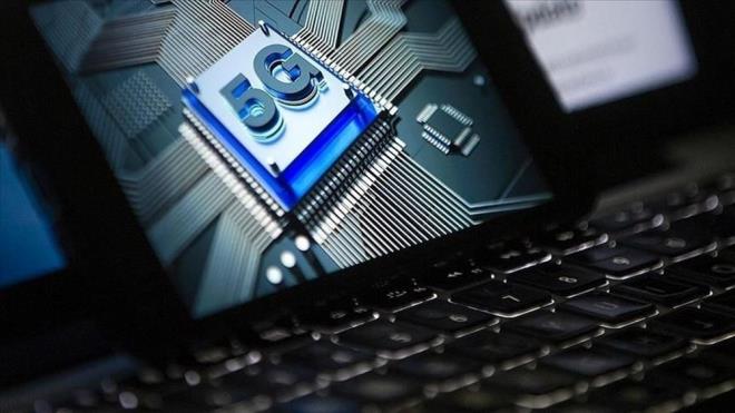 <h2 class="gallery-item-title">LOJSTKTE KARGOLARA ANLIK TAKP</h2>                <p>5G'nin tarm, lojistik ve eitim gibi alanlarda da kullanm mmkn olacak. zellikle tarlalarn sulanmas, sensrler ile izlenmesi bu teknolojiyle daha mmkn olacak. Toprak nemi, scaklk, gbre seviyesi, hastalk riski gibi veriler gerek zamanl izlenebilecek ve bylelikle verim art elde edilecek. Ayrca, otonom traktrler ve robotlarla ilalama gbreleme gibi faaliyetler yrtlebilecek. 5G ile yksek znrlkl grntler anlk elde edilebilecek, bitkilerin sal ve durumlarnn izlenmesi salanacak.<br><br>Lojistik alannda da kesintisiz eriimle kargolar anlk takip edilebilecek. Kargo, konteyner, aralar 5G zerinden anlk izlenerek, konumlar, scaklklar grlebilecek. 5G ile alan robot, dron ve srcsz aralarla teslimatlar yaplabilecek. Bylelikle gecikmeler azalacak, rnler izlenebilir hale gelecek.<br><br><strong>ETME SMLASYON DOKUNUU</strong><br><br>Eitimde ise 5G eriilebilir, etkileimli, yeniliki renme deneyimi sunacak. Eitimler VR ve AR ile gereki simlasyonlar eliinde yaplabilecek, bunlar yaygnlaacak. renciler, laboratuvar deneylerini, tarihsel olaylar 3 boyutlu ve etkileimli ekilde yaayabilecek.<br><br>Uzaktan eitimde gecikmesiz kesintisiz grntl dersler yksek kaliteyle aktarlabilecek. Akll ve 5G ile donatlm snflarda renciler anlk veri paylam, yapay zeka destekli retim alabilecek.</p>