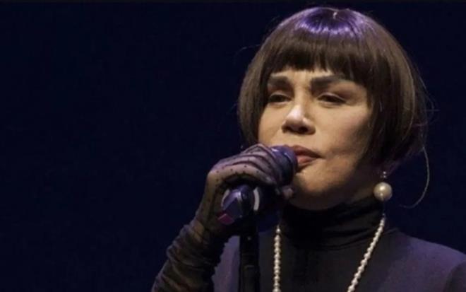 Uzun sredir ortalarda grlmeyen Sezen Aksu yryte grntlendi. 16 yldr yanndan ayrmad kedisi Stl'y kaybeden Trk pop mziinin efsane ismi Sezen Aksu derin bir yasa brnmt. Aksu, gnler sonra Kanlca'da yry yaparken grntlendi.