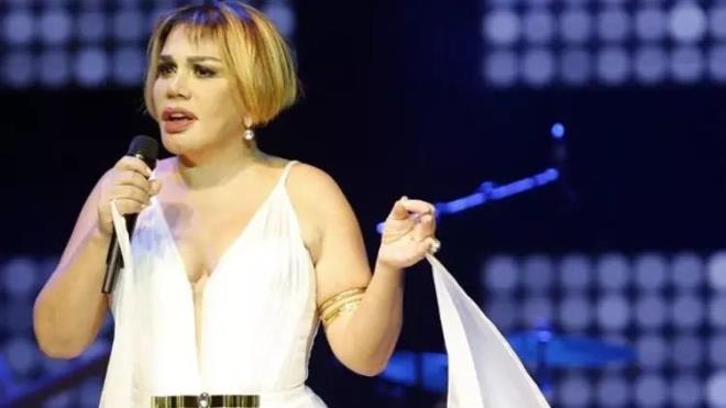 Bir sredir gzlerden uzak bir yaam sren Aksu, bugn Kanlca sokaklarnda yry yaparken grntlendi.