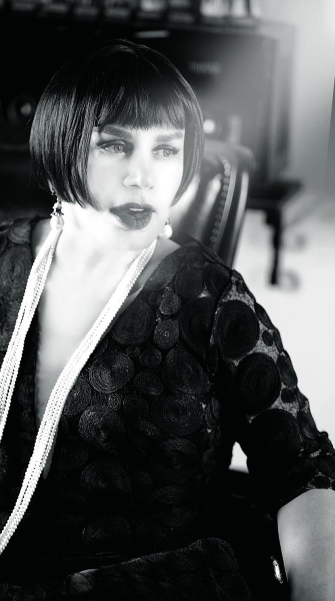 1975'ten bu yana besteledii, szlerini yazd ve seslendirdii arklarla Trk pop mziinin en tannan isimlerinden biri olan Sezen Aksu, yllar sren kariyer sessizliini geen haziranda bozdu.