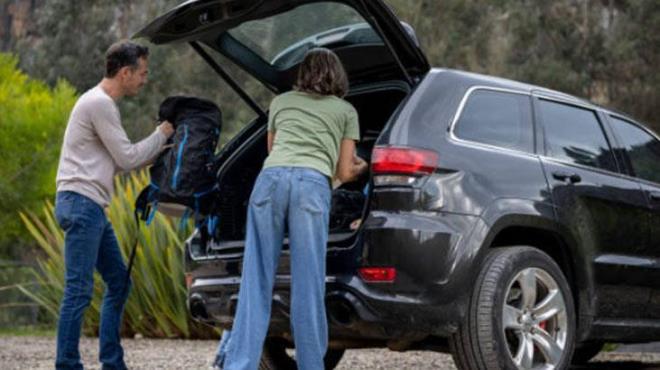 Genellikle krmz, gri ya da beyaz renkte olan bu acil ama kablosu, bagaj ksmnda yakt deposunun hizasnda bir yerde bulunur. Genellikle bagajn yan duvarndaki demelerin arkasnda veya plastik bir kapan altnda sakl olur. Yani yle gz nnde bir yerde deil, biraz dikkatli bakmanz gerekiyor. Bu kabloyu hafife ektiinizde, yakt kapan fiziksel g harcamadan manuel olarak aabilirsiniz.