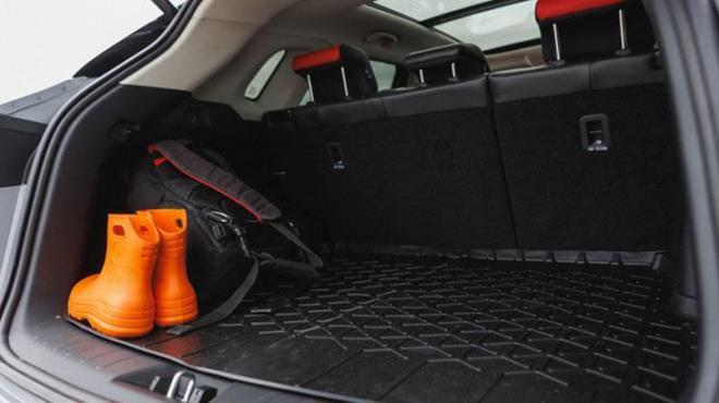 Benzin istasyonlarnda, yakt kapanzn elektrikli mekanizmas arzalandnda panik yaam olabilirsiniz. Bagajdaki manuel ama kablosu size bu konuda ok yardmc olacak. Bu tyo birok srcnn farknda bile olmad bir kurtarc.