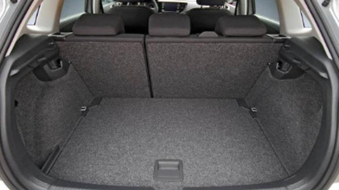 Aralarn ounda yakt kapa elektrikli bir mekanizmayla alyor. Normalde dmeye bastnzda kapak otomatik ekilde alyor. Fakat bazen bu sistem bozulabiliyor, donabiliyor ya da elektriksel bir arza nedeniyle devre d kalabiliyor. Byle bir durumda, kapa zorla amaya almak hem araca zarar verebilir hem de sizi daha byk bir masrafa sokabilir.