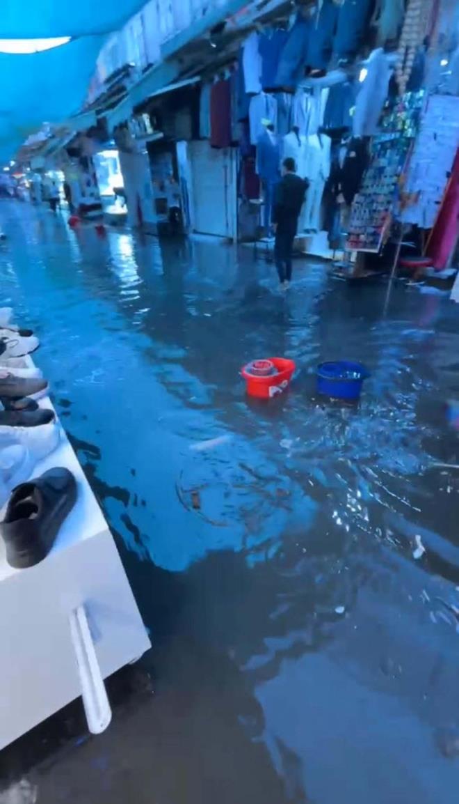 <h2 class="gallery-item-title">KEMERALTI ARISI'NI SU BASTI</h2>                <p></p><p>Tarihi Kemeralt ars su baskn yaanan yerlerden biri oldu.</p>  <p>Su baskn nedeniyle zor anlar yaayan esnaf, kendi imkanlaryla suyu tahliye etmeye alt.</p>  <p>Son 24 saatte en ok ya alan ile Dikili'de de cadde ve sokaklar gle dnd.</p>  <p>Aralarn srcleri trafikte ilerlemekte glk ekerken, baz ev ve i yerlerini de su bast belirtildi.</p>