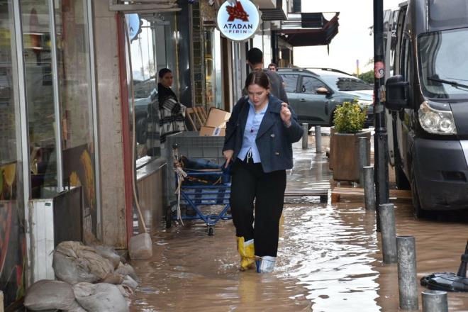 <h2 class="gallery-item-title">ZMR'DE SU BASKINLARI YAANDI    </h2>                <p></p><p>zmir'de dn akam saatlerinde balayp, aralklarla devam eden saanak etkisini srdrrken, kent merkezindeki baz cadde ve sokaklar suyla dolu.</p>  <p>Yamura hazrlksz yakalananlar, zor anlar yaad.</p>