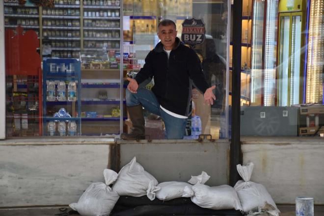 <h2 class="gallery-item-title">KUM TORBALARIYLA NLEM ALDILAR    </h2>                <p></p><p>Ya nedeniyle rgarlar taarken, esnaftan bazlar dkkanlarna dolan sular kendi imkanlaryla tahliye etmeye alt.</p>  <p>Baz i yeri sahipleri ise su basknn nlemek iin kaplarnn nne kum torbas yerletirip, set oluturdu.</p>