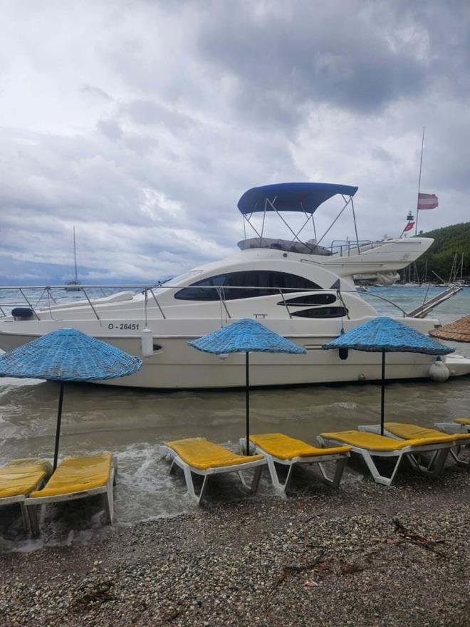 <h2 class="gallery-item-title">MULA'DA MOTORYAT KARAYA OTURDU    </h2>                <p></p><p>Mula'daki Akbk Koyu'nda, sabah saatlerinde etkisini artran lodosun hz saatte yaklak 35 kilometreye ulat.</p>  <p>Koyda akta demirli olan motoryat dalga ve kuvvetli lodos nedeniyle srklendi.</p>  <p>Demir tarad belirlenen motoryat, karaya oturdu.</p>  <p>Yatta kimsenin bulunmad renildi.</p>