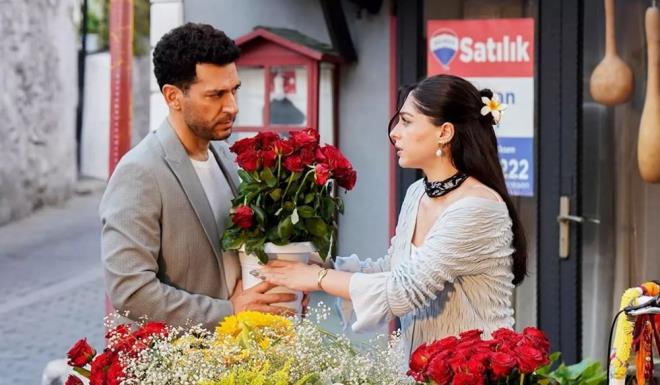 <h2 class="womanpage-gallery-detail-sub-title womanpage-gallery-detail-card-frame--sub-title">ZEYNEP VE SERHAT BAROLDE</h2>              <p class="card-text gallery-page-hero-card-text">Cemre Baysel Gller ve Gnahlar'da fakir mahallenin cesur ve dobra kz Zeynep'i oynuyor. Murat Yldrm ise hayatn drstlk, aile sevgisi ve gven zerine kuran baarl i insan Serhat'a hayat veriyor.</p>