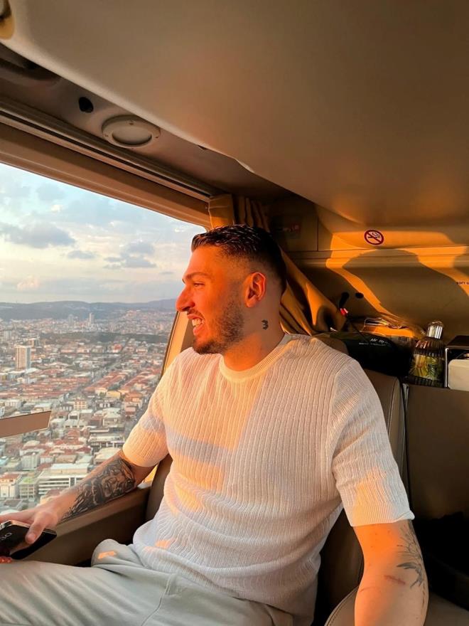 <h2 class="womanpage-gallery-detail-sub-title womanpage-gallery-detail-card-frame--sub-title">"AKLARI KISA SRD" DDASI</h2>              <p class="card-text gallery-page-hero-card-text"></p><p>Bugn de&nbsp;Cemre Baysel ile Hakan Aydn'n yollarn ayrd ne srld. iftin ayrlk sebebi olarak da Aydn'n evlendikten sonra Baysel'in almasn istememesi ve nl oyuncunun geimini salad ailesinin de bu duruma kar kmas gsterildi.</p>