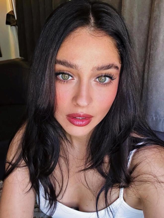 Tm bunlarn ardndan Cemre Baysel sessizliini bozdu. nl oyuncu, sosyal medyadan bir aklama yapt ve kimseyle ilikisi olmadn vurgulad.