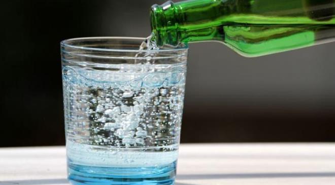 <span style="color:#800080"><em><strong>Maden suyu, doal mineralli yapsyla sindirimi destekleyen ve spor sonras mineral ihtiyacn karlayan salkl bir iecek olarak ne kar. Ancak ar tketimi, sodyum fazlal, yksek tansiyon, dem ve refl gibi ciddi salk sorunlarna neden olabilir. Uzmanlar, maden suyunun sade, katksz ve uygun miktarda tketilmesi gerektiini vurguluyor.</strong></em></span>