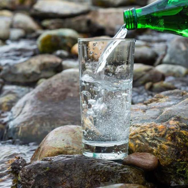 Ancak maden suyu her ne kadar faydal olsa da uzmanlar, <strong>maden suyunun yanl tketiminin ciddi salk sorunlarna yol aabilecei</strong> konusunda uyarlarda bulunuyor.