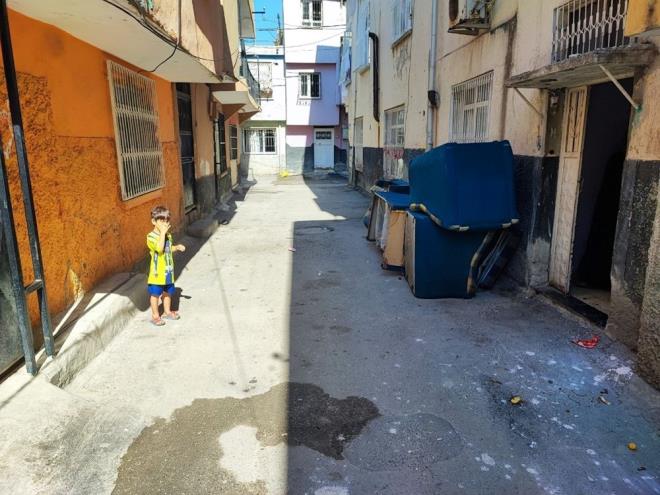 evre sakinlerinden biri, ocuun sokakta zerine karton rterek oyun oynad iin fark edilmediini belirterek, "ocuk bisikletin gemesiyle fark edildi. Bisikletten nce otomobil gese bugn ok kt olay olabilirdi." dedi.