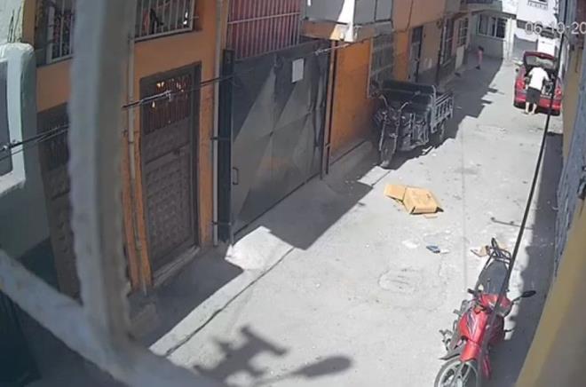 Bunun zerine ocuk korkup ayaa kalkt. O anlar kamerayla kaydedildi. O srada sokakta bulunan otomobil, bisikletten nce hareket etmedii iin ocuk lmden dnd.