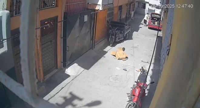 Adana'nn Seyhan ilesine bal Dumlupnar Mahallesi'nde sokakta oynayan 4 yandaki B.S. bir sre sonra bulduu kartonlarla zerini rtt.