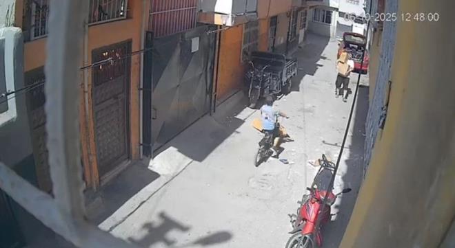 Kartonun altnda fark edilmeyen ocuun zerinden bu srada bisikletle baka bir ocuk geti.