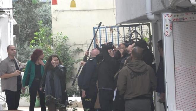 <h2 class="gallery-item-title">NCELEMEYE BASAVCI DA KATILDI</h2>                <p></p><p>Adli tp uzman, yksek fizik mhendisi ve olay yeri inceleme uzmannn da iinde yer ald bir heyet, Gll'nn evinde inceleme yapt.</p>  <p>ncelemeye Yalova Cumhuriyet Basavcs Duygu Bayar ksz de bizzat katld.</p>