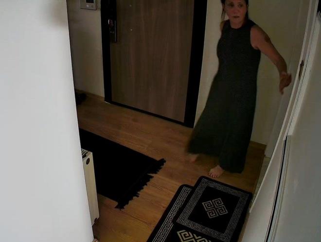 <h2 class="gallery-item-title">NE OLMUTU?    </h2>                <p></p><p>Olay, 26 Eyll saat 01.30 sralarnda narck ilesi Harmanlar Mahallesi Vali Ak Caddesi'nde meydana geldi.</p>  <p>Arabesk mziin sevilen isimlerinden arkc Gll olarak bilinen Gl Tut,&nbsp;altnc kattaki evinde pencereden dt. hbar zerine adrese polis ve salk ekipleri sevk edildi.</p>  <p>Salk ekibinin kontrolnde, Gll'nn yaamn yitirdii belirlendi.</p>