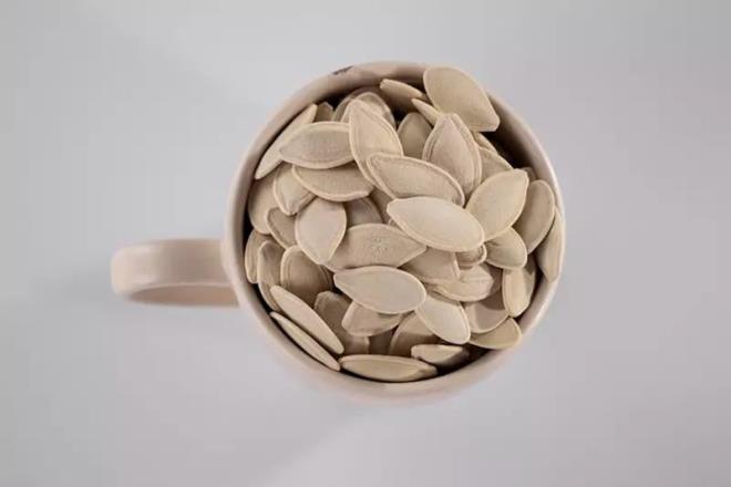 <p>KLO KAYBINA Y GELR</p><p><br></p><p>Kabak ekirdei protein ve lif asndan zengindir. Uzun sre tok hissetmemizi salarlar, yiyecek almmz azaltrlar ve sonunda tketilen kalori miktarn azaltrlar. Bu, arln azaltlmasna yardmc olur.</p>