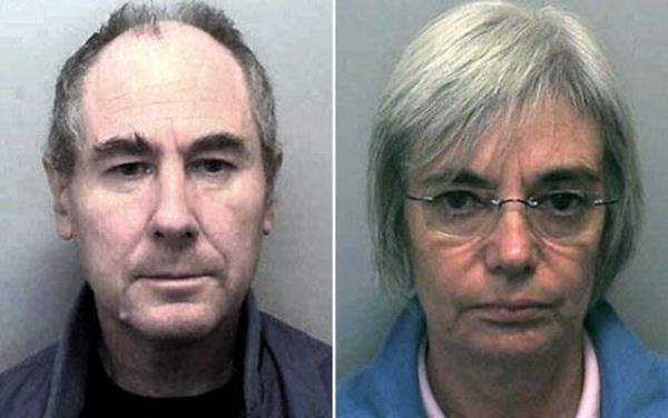 Kars einin hayat sigortas sayesinde borlarn dedi. iftin foyas, kaybolduu sanlan John Darwin'in yllar sonra Londra'daki bir karakola gelerek "hafzasn kaybettiini" sylemesiyle ortaya kt.