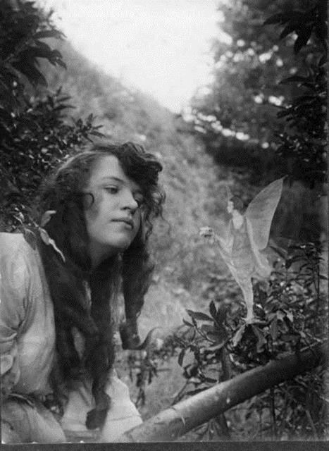 <b>Tartlan Periler:</b> Elsie Wright (16) ve Frances Griffiths (10) tarafndan bahelerinde fotoraflar ekilen peri.