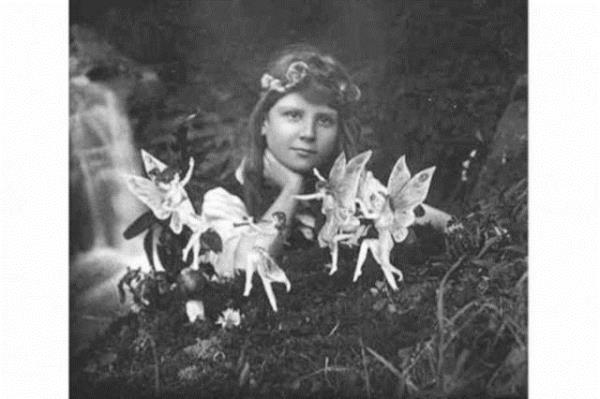 Tartlan Periler Elsie Wright (16) ve Frances Griffiths (10) tarafndan bahelerinde fotoraflar ekilen peri.